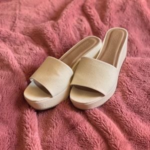 Demi wedge cream